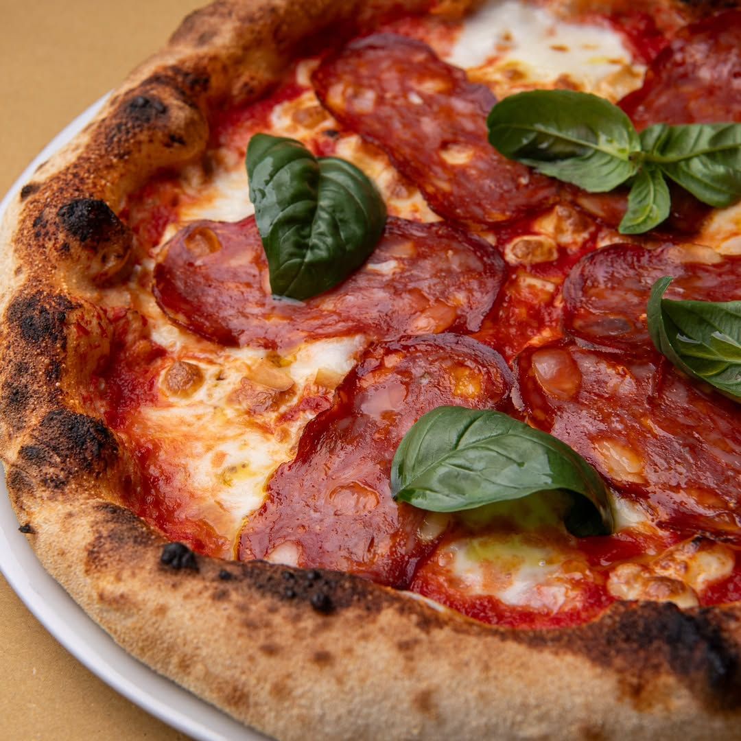 Pizza Mantegna — Pomodoro, provola affumicata, spianata calabrese artigianale, olio EVO