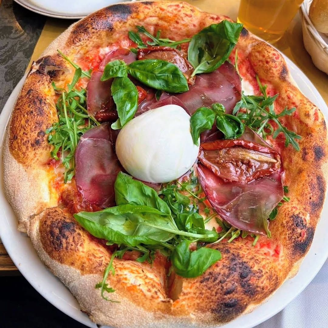 Pizza Hayez — Pomodoro, fiordilatte, bufala, gorgonzola, provola affumicata, olio EVO
