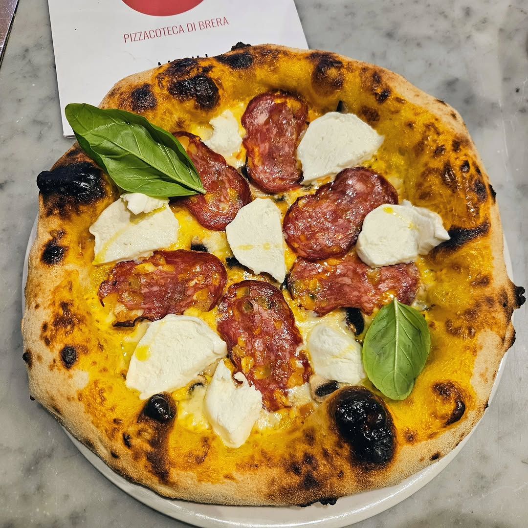 Pizza Caravaggio — Pomodoro, bufala, basilico, olio EVO