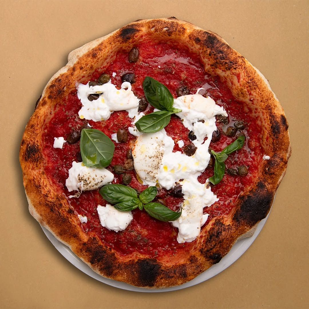 Pizza Bellini — Pomodoro, olive taggiasche, capperi, burrata, origano, pepe nero, basilico, olio EVO