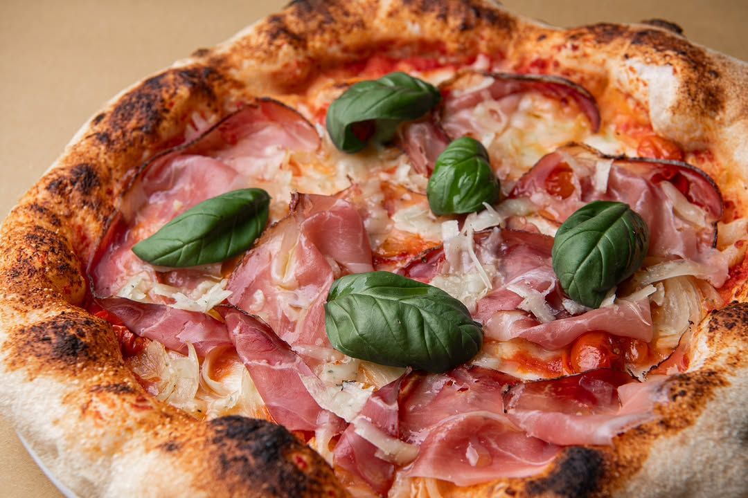 Pizza Della Francesca — Pomodoro, fiordilatte, basilico, olio EVO