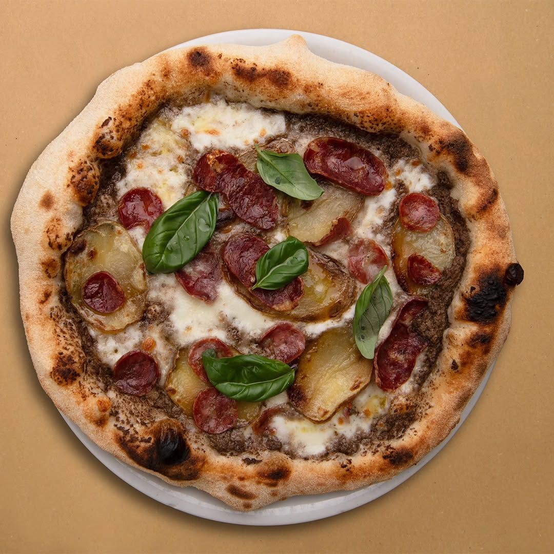 Pizza Bramantino — Crema di tartufo, fiordilatte, patate al forno, salsiccia sarda, basilico, olio EVO