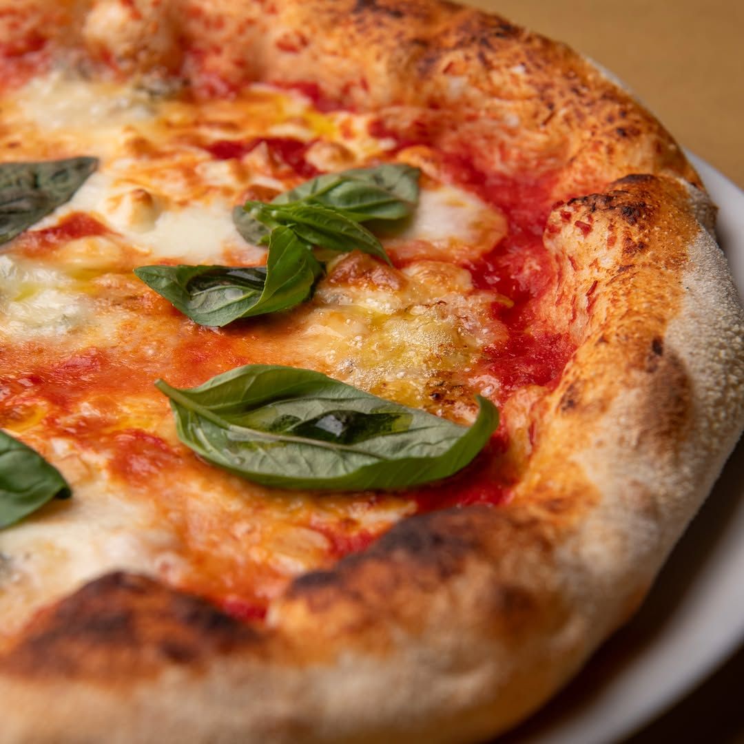 Pizza Reni — Fiordilatte, burrata, mortadella, granella di pistacchio, olio EVO