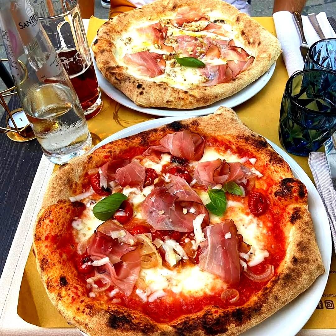 Pizza De Chirico — Pomodoro, fiordilatte, cotto, funghi champignon, olio EVO