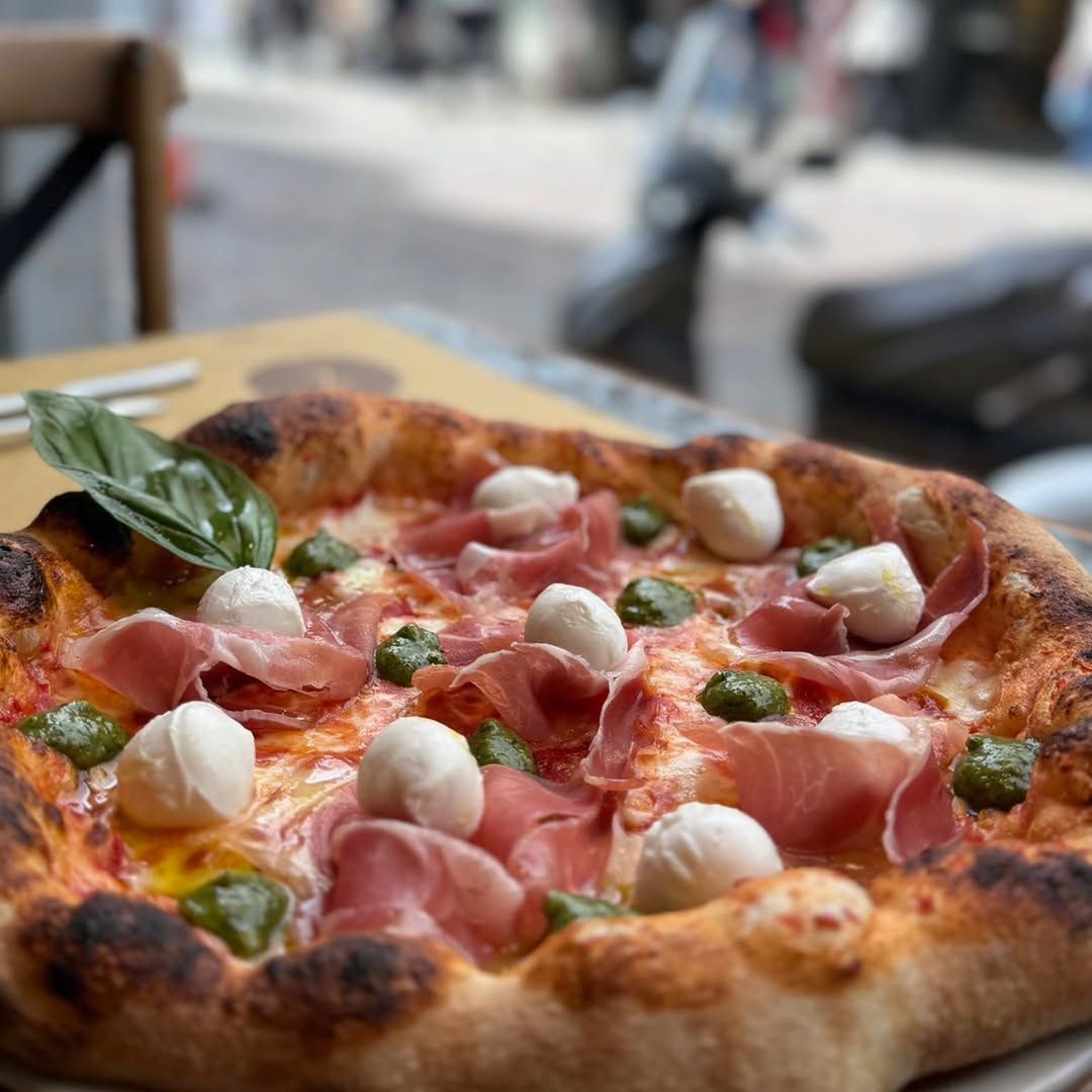 Pizza De Roberti — Pomodoro, pomodorini confit, burrata, erba cipollina, olio EVO (con o senza crudo di Parma)